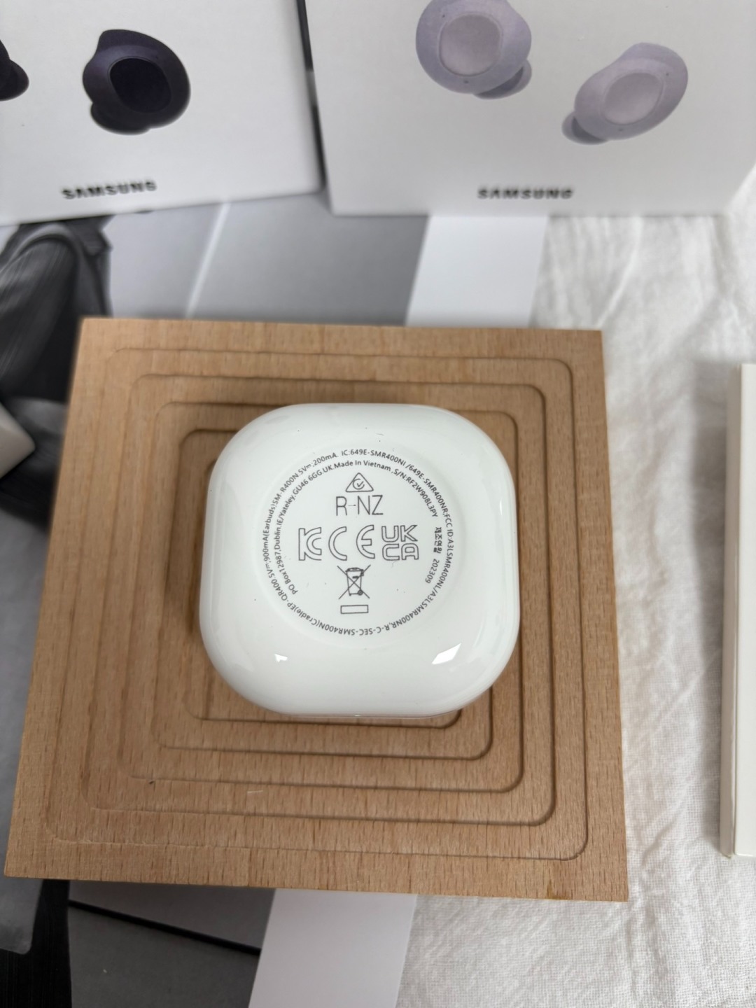 售价:44💰三星SUMG🎧广州丰达代(完美音质渠道货)xlaxy Buds PE无线降噪蓝牙耳机绝对是三星蓝牙耳机中最经典最具技术含量的一款!
广州丰达代工,原装渠道,完美音质!
高颜值,高舒适性.......纯跑量........福利开启......
苹果、安卓通用
最新的顶尖技术,24bit高保真音频,原装三星无缝编码器,可不间断的传输高品质音乐,音质音效相对老款有了质的提升,CVC噪音消除技术,真正的无线立体声,音质超完美!
外形设计小巧紧凑,充分符合了人体工程学,兼顾了舒适性和防滑,长时间佩戴也不会有不适感!
待机时间升级,配合充电仓可连续使用20小时!
三星耳机真的没有让我失望过,这款代表了三星耳机目前的顶尖技术!真的值的拥有!
现货尾单两百多副,暴躁开炸!
颜色:黑色、白色
品名:三星Buds PE 蓝牙耳机