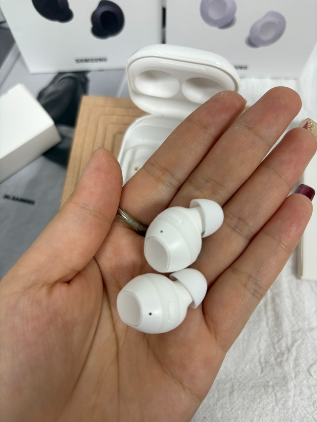 售价:44💰三星SUMG🎧广州丰达代(完美音质渠道货)xlaxy Buds PE无线降噪蓝牙耳机绝对是三星蓝牙耳机中最经典最具技术含量的一款!
广州丰达代工,原装渠道,完美音质!
高颜值,高舒适性.......纯跑量........福利开启......
苹果、安卓通用
最新的顶尖技术,24bit高保真音频,原装三星无缝编码器,可不间断的传输高品质音乐,音质音效相对老款有了质的提升,CVC噪音消除技术,真正的无线立体声,音质超完美!
外形设计小巧紧凑,充分符合了人体工程学,兼顾了舒适性和防滑,长时间佩戴也不会有不适感!
待机时间升级,配合充电仓可连续使用20小时!
三星耳机真的没有让我失望过,这款代表了三星耳机目前的顶尖技术!真的值的拥有!
现货尾单两百多副,暴躁开炸!
颜色:黑色、白色
品名:三星Buds PE 蓝牙耳机