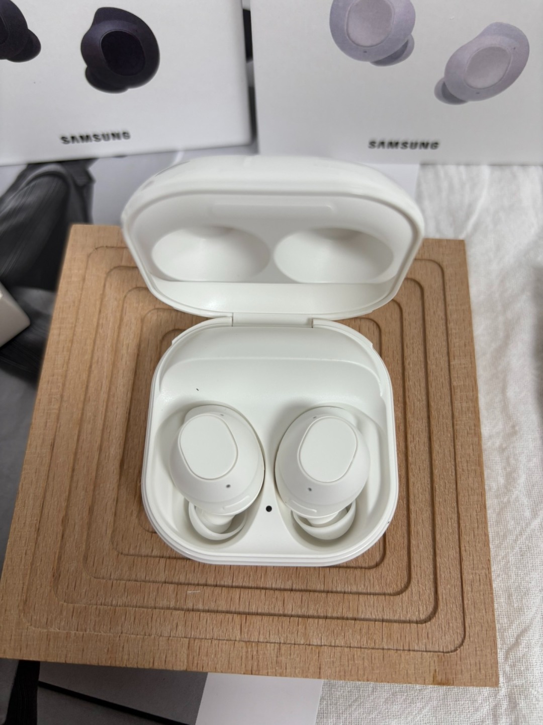 售价:44💰三星SUMG🎧广州丰达代(完美音质渠道货)xlaxy Buds PE无线降噪蓝牙耳机绝对是三星蓝牙耳机中最经典最具技术含量的一款!
广州丰达代工,原装渠道,完美音质!
高颜值,高舒适性.......纯跑量........福利开启......
苹果、安卓通用
最新的顶尖技术,24bit高保真音频,原装三星无缝编码器,可不间断的传输高品质音乐,音质音效相对老款有了质的提升,CVC噪音消除技术,真正的无线立体声,音质超完美!
外形设计小巧紧凑,充分符合了人体工程学,兼顾了舒适性和防滑,长时间佩戴也不会有不适感!
待机时间升级,配合充电仓可连续使用20小时!
三星耳机真的没有让我失望过,这款代表了三星耳机目前的顶尖技术!真的值的拥有!
现货尾单两百多副,暴躁开炸!
颜色:黑色、白色
品名:三星Buds PE 蓝牙耳机