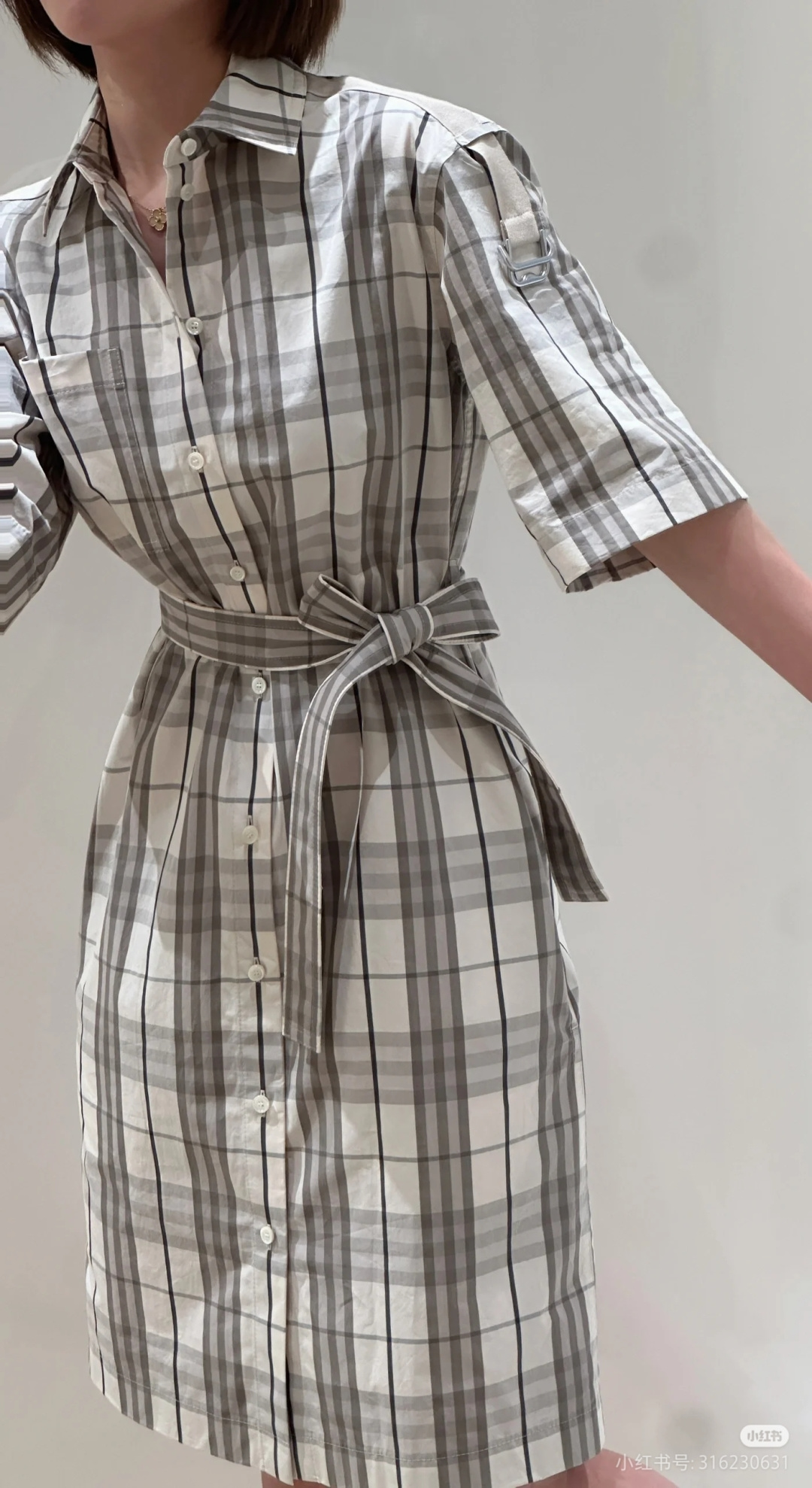 NO:434655,The upper body renderings of Bobery plaids are a temperament code!  At first glance, it may be low-key, but the more you look at it, the longer the charm is, the longer it feels. Its beauty does not flow to the surface, but naturally comes from the exquisite pattern and delicate colors. Whether worn alone or matched, you can easily grasp the elegant style. Although there are many plaids on the market, it is difficult to compare with it. Only when you see the real thing with your own eyes can you understand how amazing this extraordinary charm is!  ,alexander wang19860909上身效果图博柏利格纹,堪称气质密码！初看或许低调,可越端详越觉韵味悠长.它的美,不流于表面,是从精致格型与细腻色彩中自然晕染而出.无论单穿还是搭配,都能轻松拿捏优雅格调.市面上个格纹虽多,却难有能与之媲美的.亲眼见到实物,才懂这超凡魅力有多摄人心魄！,,alexander wang,Women's clothing