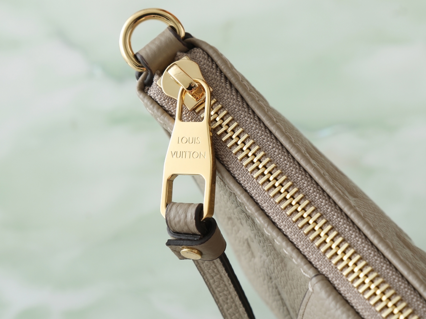 【顶级原单 独家实拍】M81862大象灰色 80349全皮麻将包系列腋下包，Easy Pouch On 