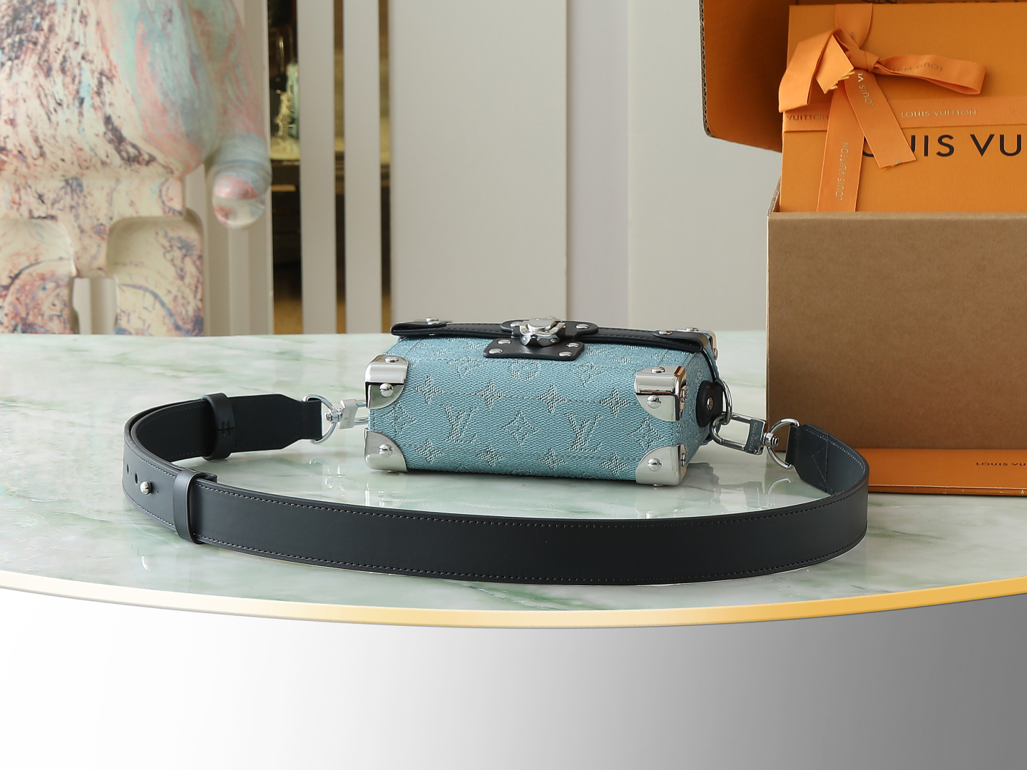 P650【顶级原单 独家实拍】M15035 本款Soul
 Trunk 手袋巧妙结合Monogram Heritage帆布、牛皮革饰边和条纹织物内衬，以矩形包身、加固包角和铆钉追溯品牌于世纪交替之时创作的旅行箱。顶部手柄和可拆卸并调节肩带提供多种背携选择。尺寸:19x15x7（长度x高x宽）