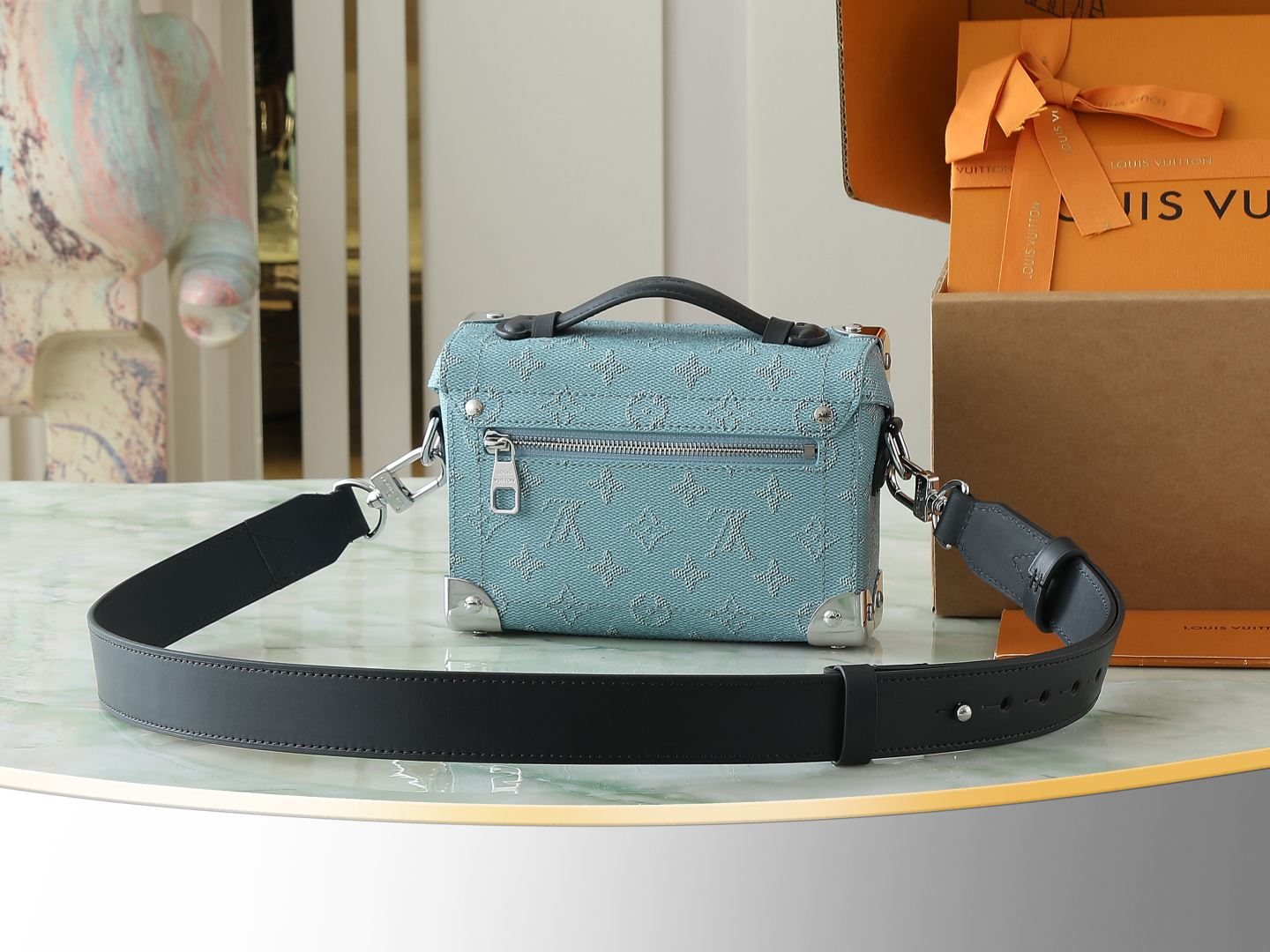 P650【顶级原单 独家实拍】M15035 本款Soul
 Trunk 手袋巧妙结合Monogram Heritage帆布、牛皮革饰边和条纹织物内衬，以矩形包身、加固包角和铆钉追溯品牌于世纪交替之时创作的旅行箱。顶部手柄和可拆卸并调节肩带提供多种背携选择。尺寸:19x15x7（长度x高x宽）