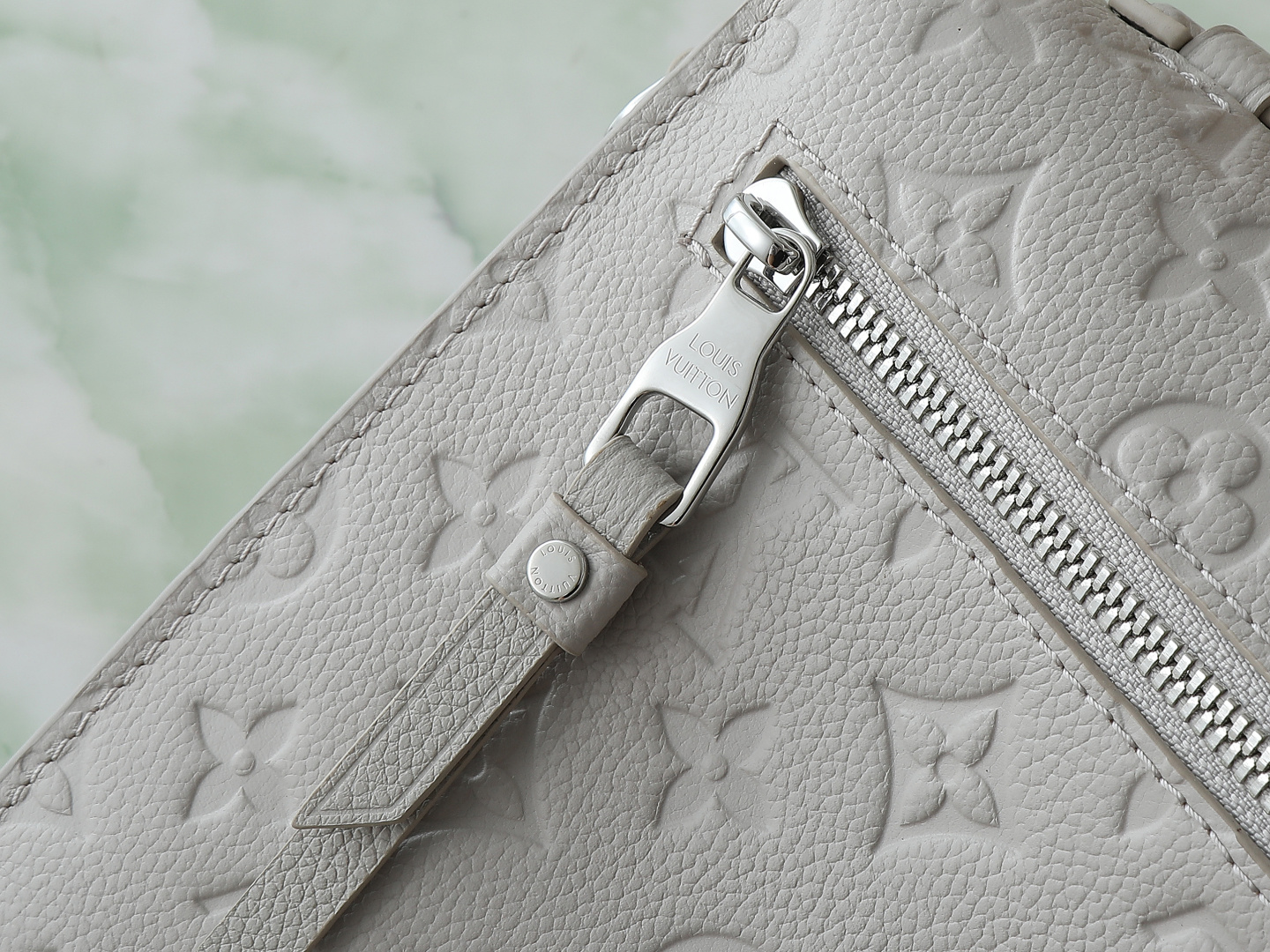 【顶级原单 独家实拍】M13481雾灰 Pochette Métis 手袋以内敛而不失巧思的设计演绎经典