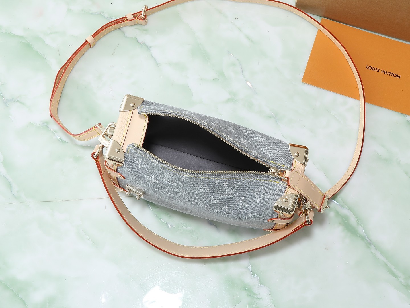 【顶级原单 独家实拍】M13285新灰色 牛仔布软盒子 Side Trunk 中号手袋 以 Louis