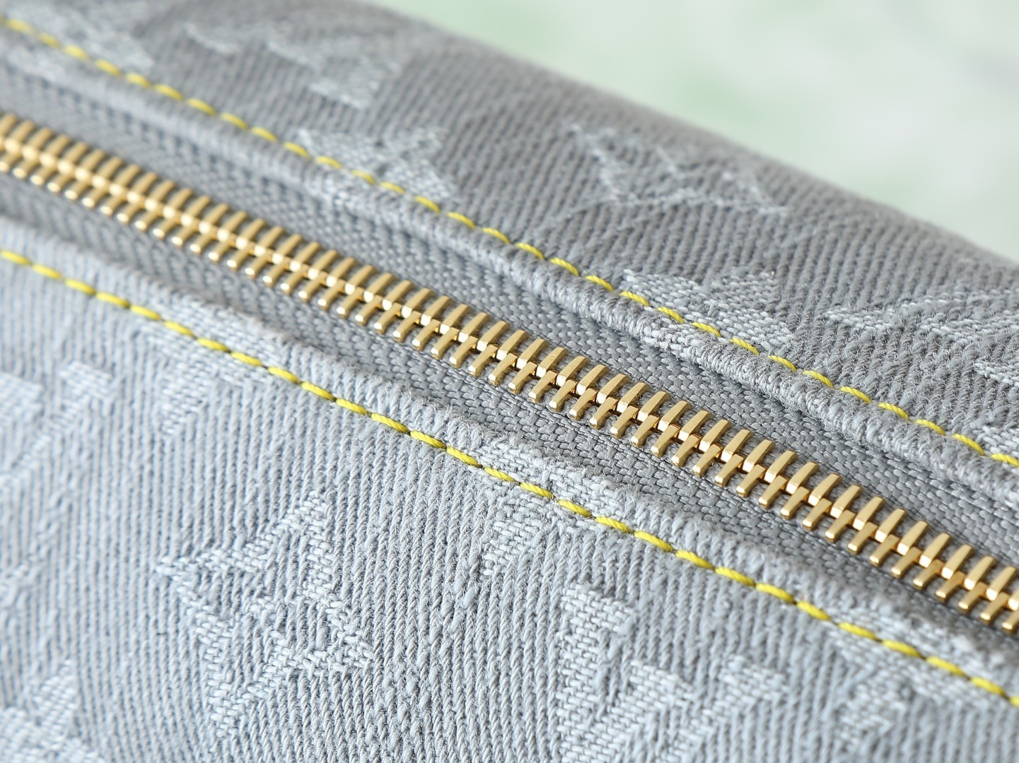 【顶级原单 独家实拍】M13285新灰色 牛仔布软盒子 Side Trunk 中号手袋 以 Louis