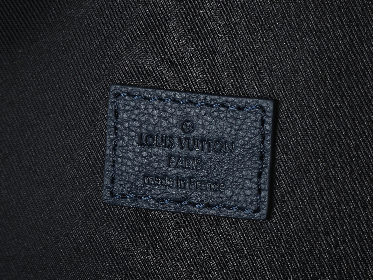 【顶级原单 独家实拍】M14884深蓝色 全皮压花双肩包 DISCOVERY 双肩包 m46557 灰色