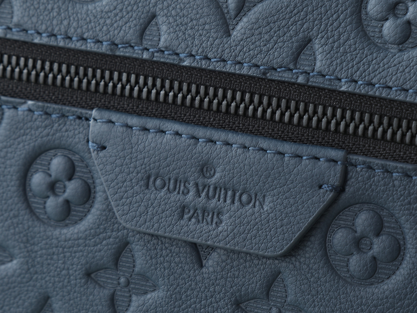 【顶级原单 独家实拍】M14884深蓝色 全皮压花双肩包 DISCOVERY 双肩包 m46557 灰色