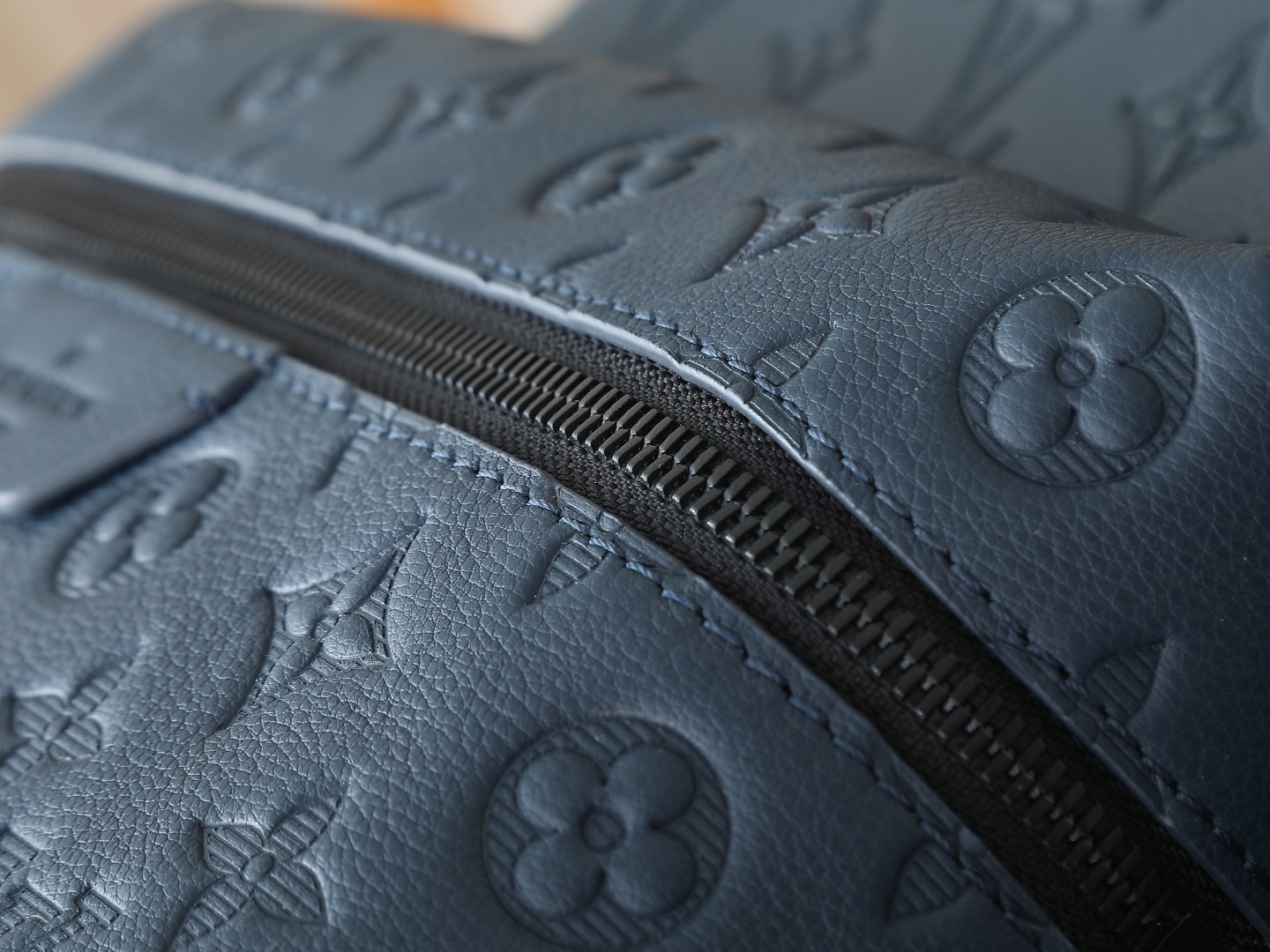 【顶级原单 独家实拍】M14884深蓝色 全皮压花双肩包 DISCOVERY 双肩包 m46557 灰色