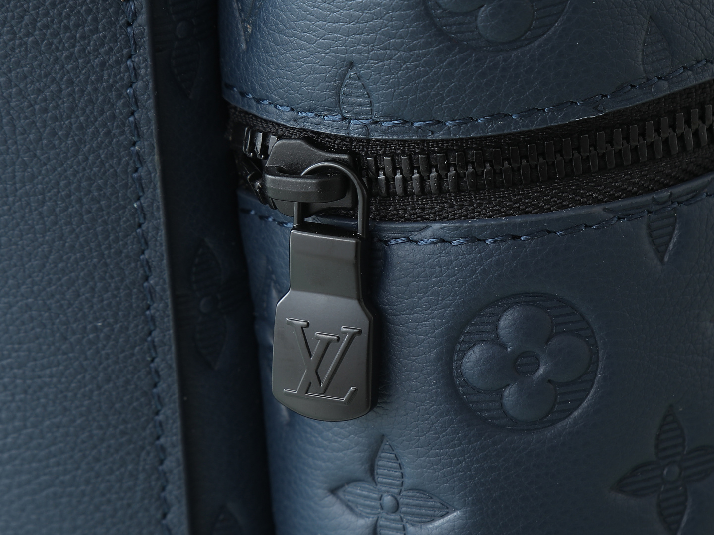 【顶级原单 独家实拍】M14884深蓝色 全皮压花双肩包 DISCOVERY 双肩包 m46557 灰色