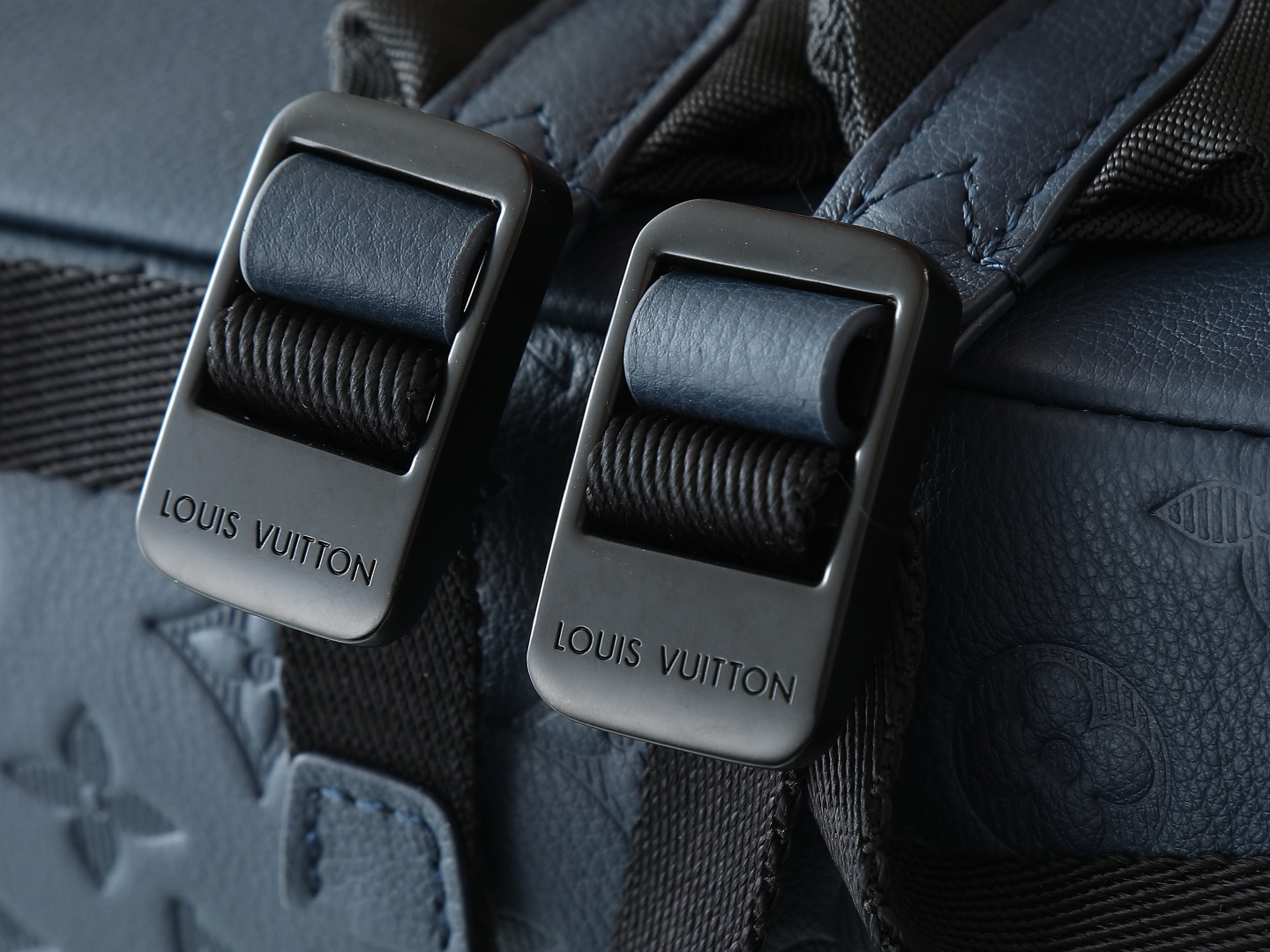 【顶级原单 独家实拍】M14884深蓝色 全皮压花双肩包 DISCOVERY 双肩包 m46557 灰色