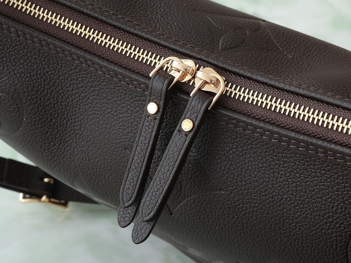 【顶级原单 独家实拍】M14042巧克力色m46725 标志性的Loop Hobo包在这个季节以丰富而多