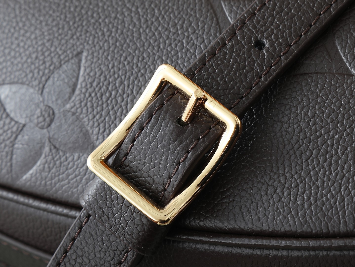 【顶级原单 独家实拍】M14042巧克力色m46725 标志性的Loop Hobo包在这个季节以丰富而多