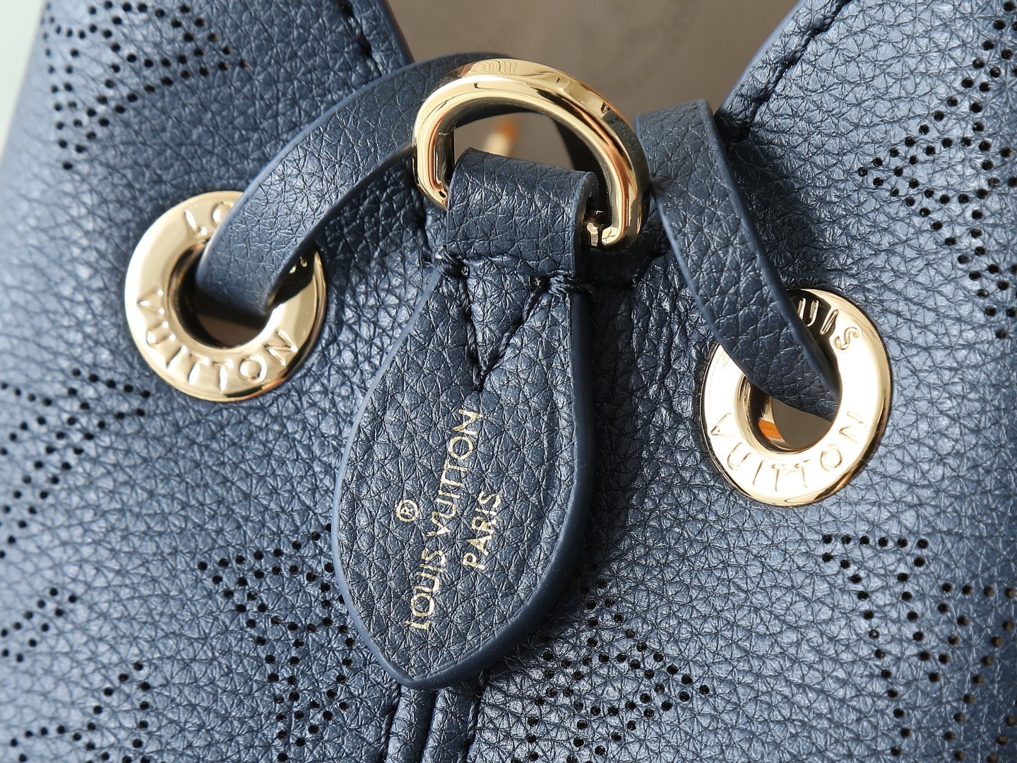 【顶级原单 独家实拍】M14315深蓝/镂空 全皮水桶包 BELLA 手袋 本款 Bella 手袋为 M