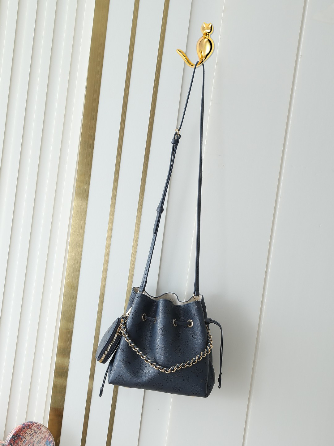 M14315 Bolso tipo bombonera de cuero azul oscuro/hueco BELLA Handbag