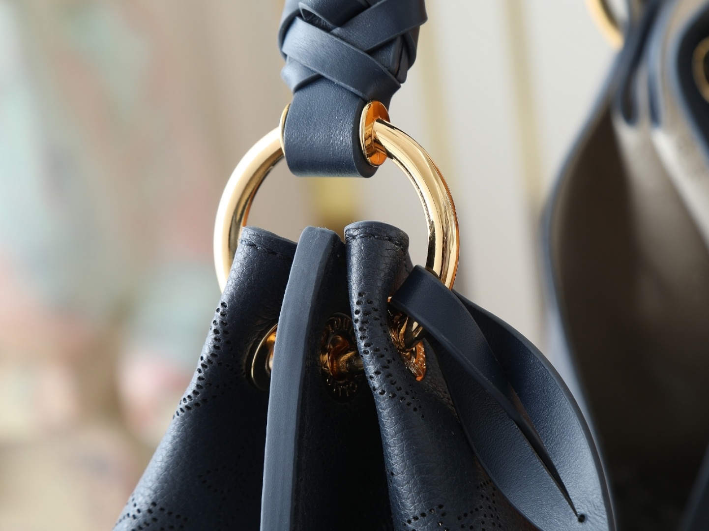 【顶级原单 独家实拍】M14310深蓝 m53188这款Carmel包由Mahina穿孔小牛皮制成,其低