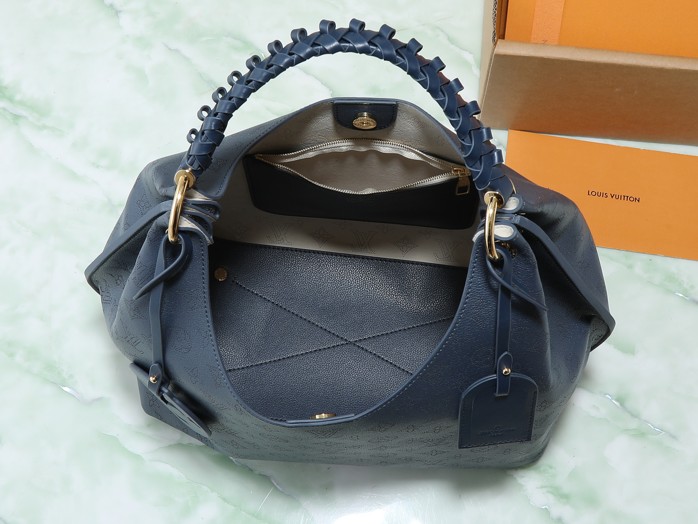 【顶级原单 独家实拍】M14310深蓝 m53188这款Carmel包由Mahina穿孔小牛皮制成,其低