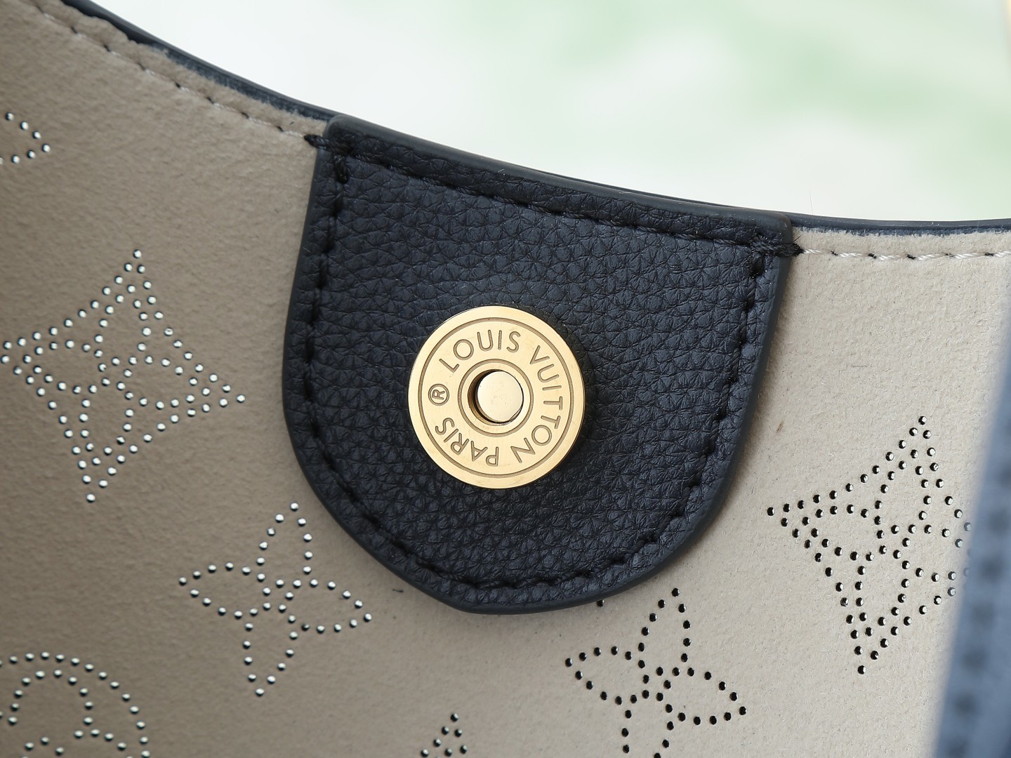 【顶级原单 独家实拍】M14310深蓝 m53188这款Carmel包由Mahina穿孔小牛皮制成,其低