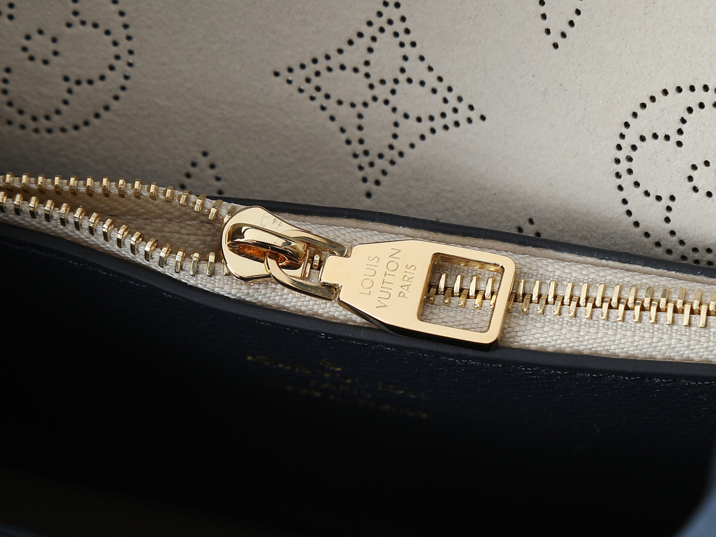 【顶级原单 独家实拍】M14310深蓝 m53188这款Carmel包由Mahina穿孔小牛皮制成,其低