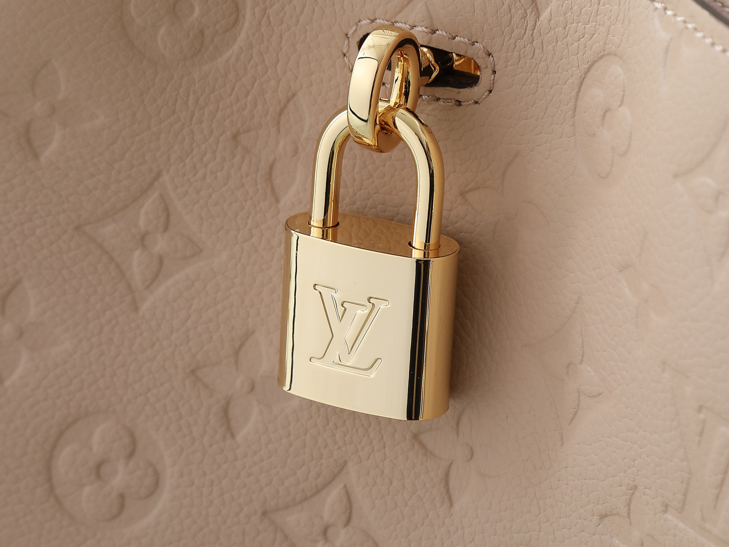 【顶级原单 独家实拍】M14659 沙色 本款 Anytime 小号手袋回溯诞生于 1988 年的 Pr