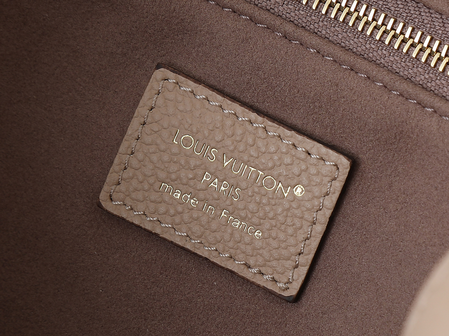 【顶级原单 独家实拍】M14659 沙色 本款 Anytime 小号手袋回溯诞生于 1988 年的 Pr