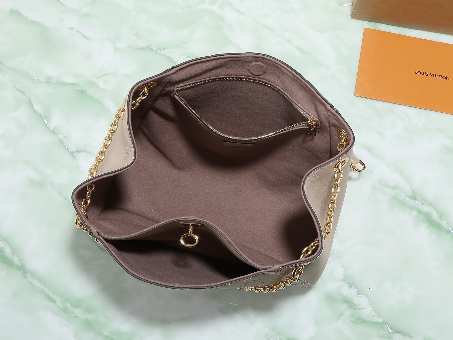 【顶级原单 独家实拍】M14659 沙色 本款 Anytime 小号手袋回溯诞生于 1988 年的 Pr