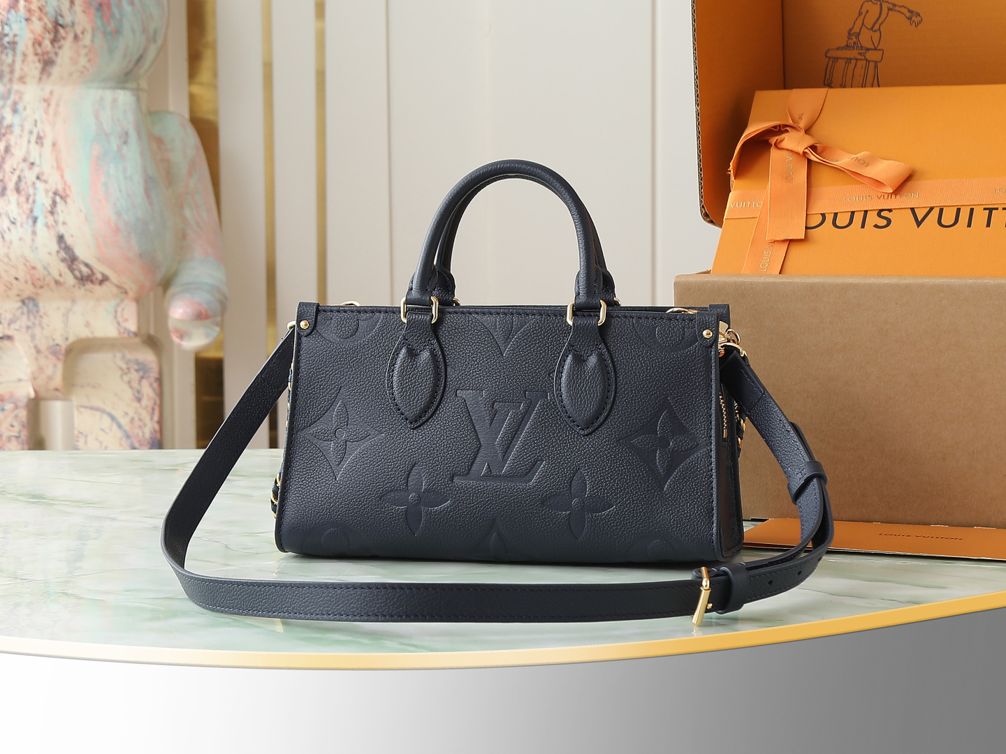 【顶级原单 独家实拍】M23640 深蓝压花 本款 OnTheGo 小号手袋为 Monogram Emp