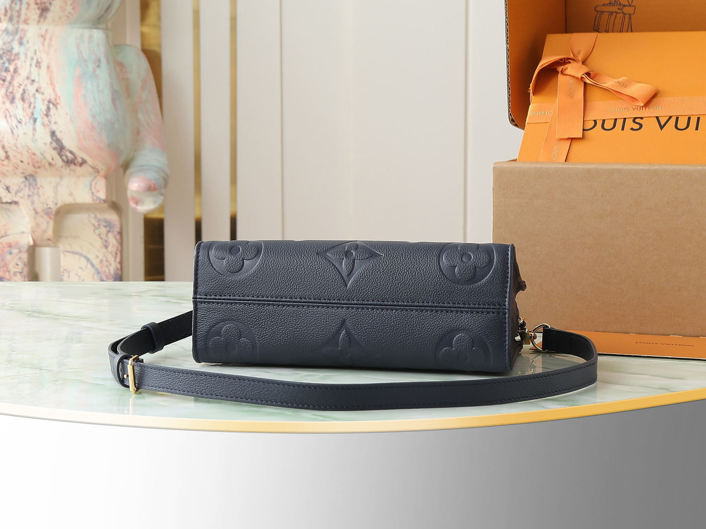 【顶级原单 独家实拍】M23640 深蓝压花 本款 OnTheGo 小号手袋为 Monogram Emp