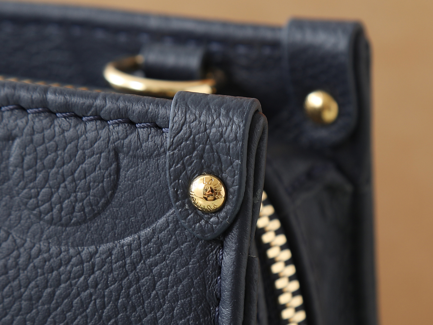 【顶级原单 独家实拍】M23640 深蓝压花 本款 OnTheGo 小号手袋为 Monogram Emp