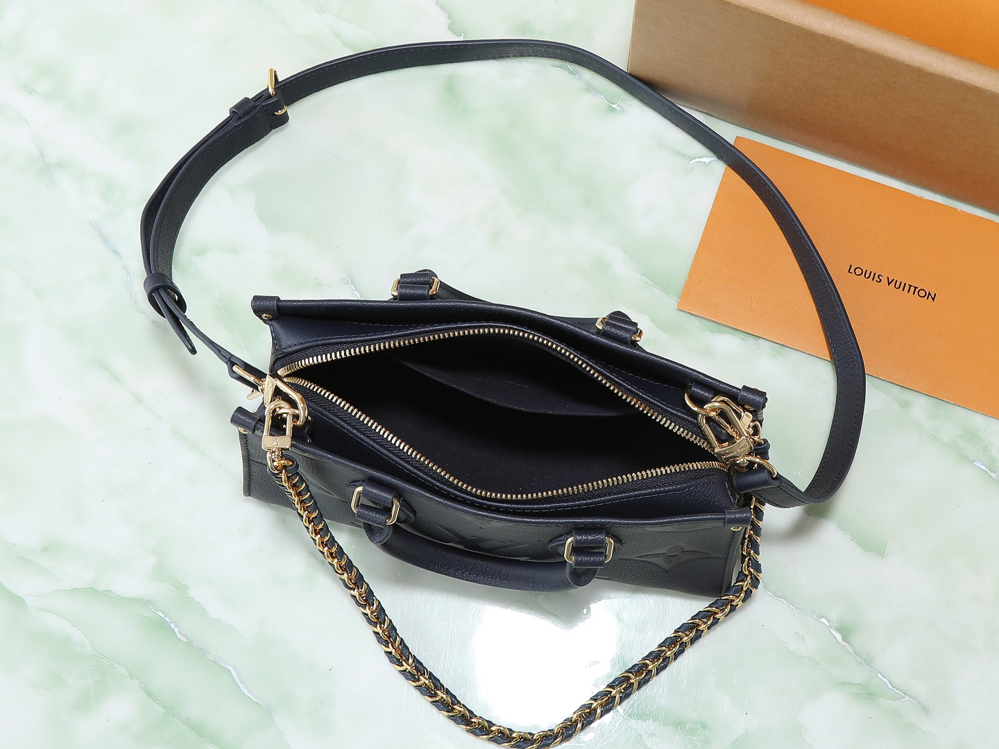 【顶级原单 独家实拍】M23640 深蓝压花 本款 OnTheGo 小号手袋为 Monogram Emp