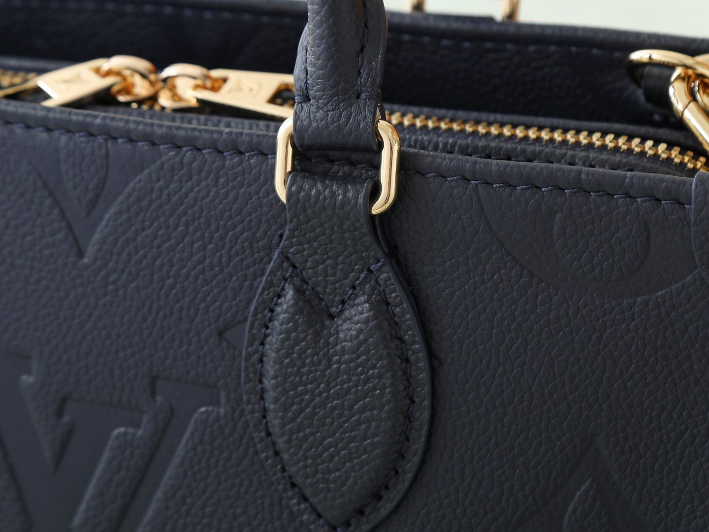 【顶级原单 独家实拍】M23640 深蓝压花 本款 OnTheGo 小号手袋为 Monogram Emp