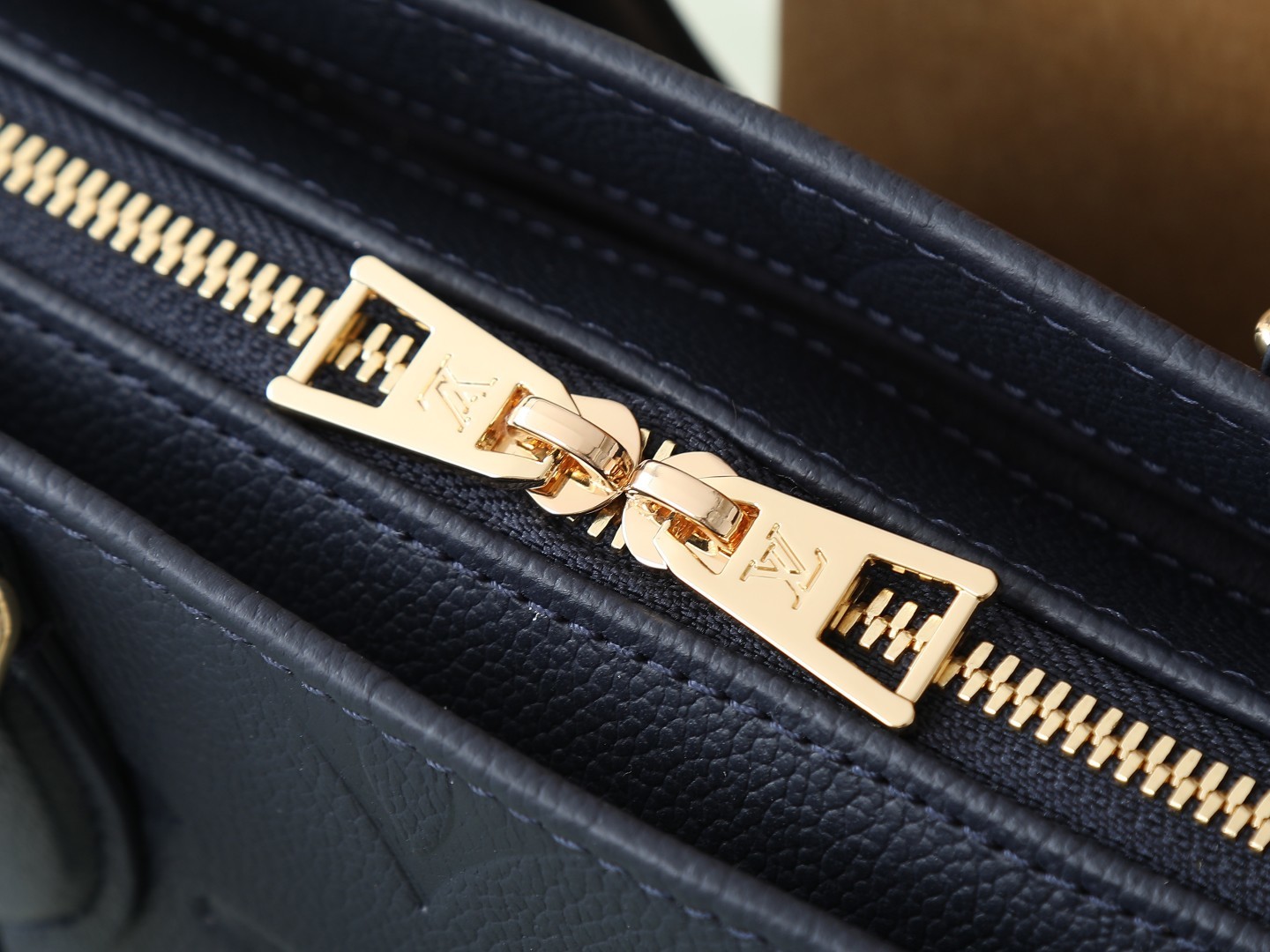 【顶级原单 独家实拍】M23640 深蓝压花 本款 OnTheGo 小号手袋为 Monogram Emp