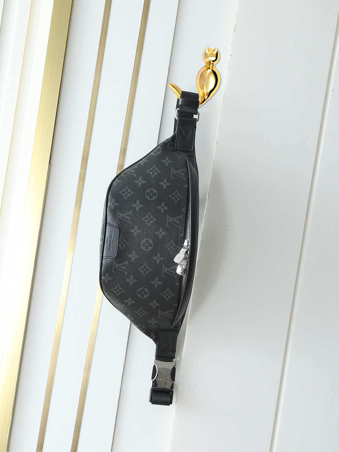 M46035 Bolso de pecho con flores negras Riñonera Serie Discovery Riñonera