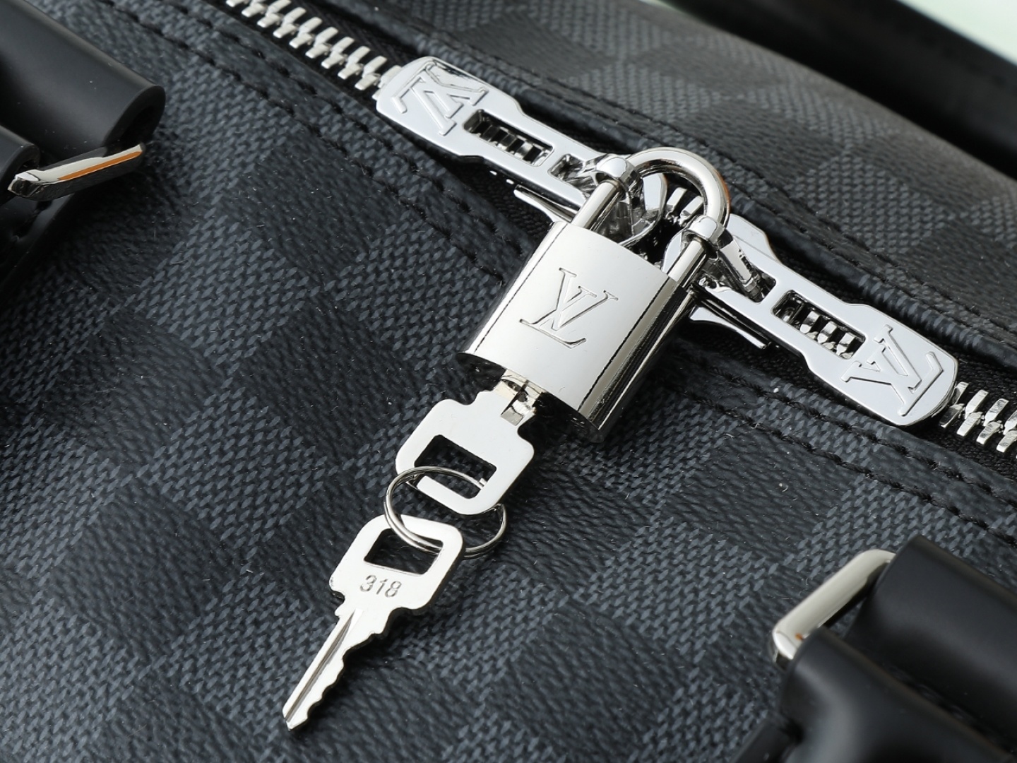 【顶级原单 独家实拍】N41416黑格 KEEPALL 50旅行袋(配肩带)这款以Damier Grap