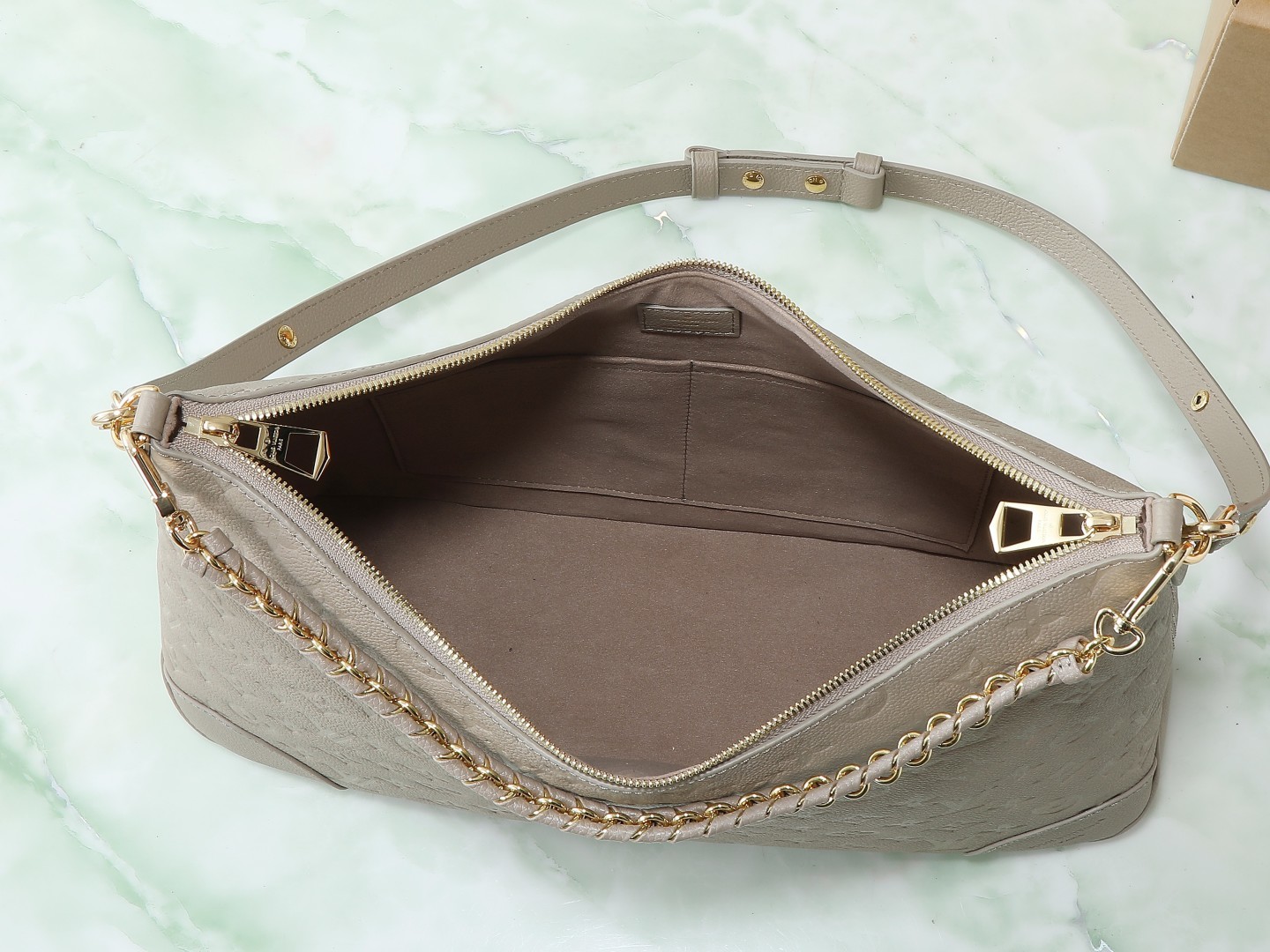 【顶级原单 独家实拍】M25854 这款经典的布洛涅手袋经过升级,采用了宽敞的GM尺寸,非常适合携带笔记