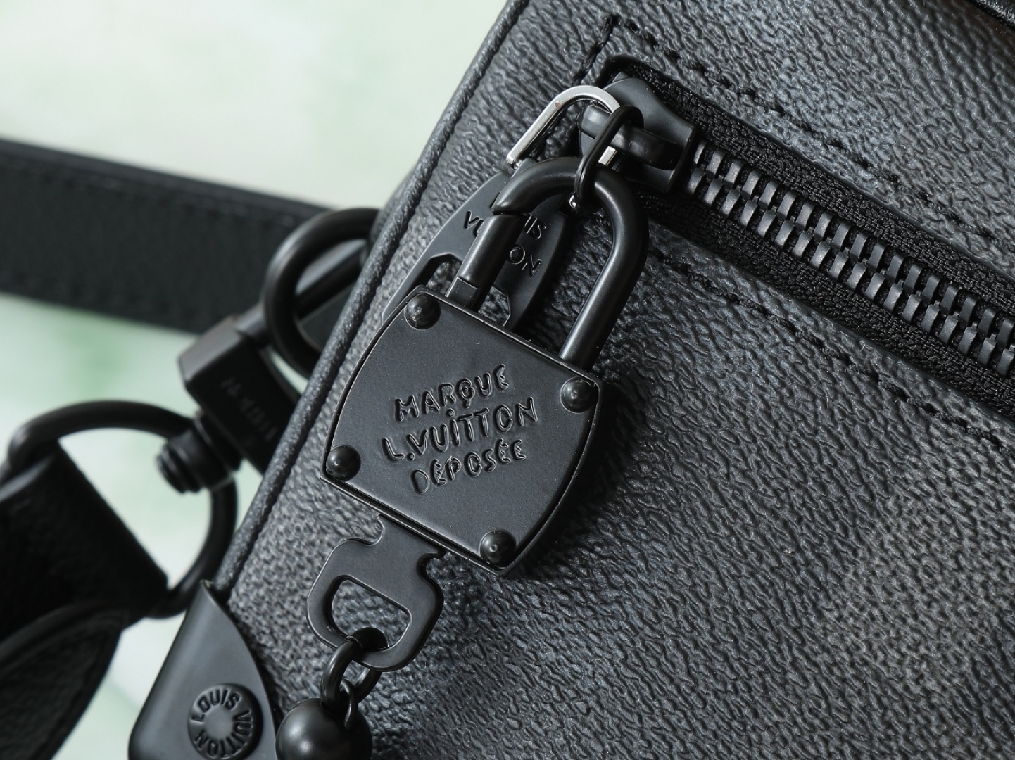 【顶级原单 独家实拍】 M14922 本款Mini Soft Trunk手袋为Damoflage Bla