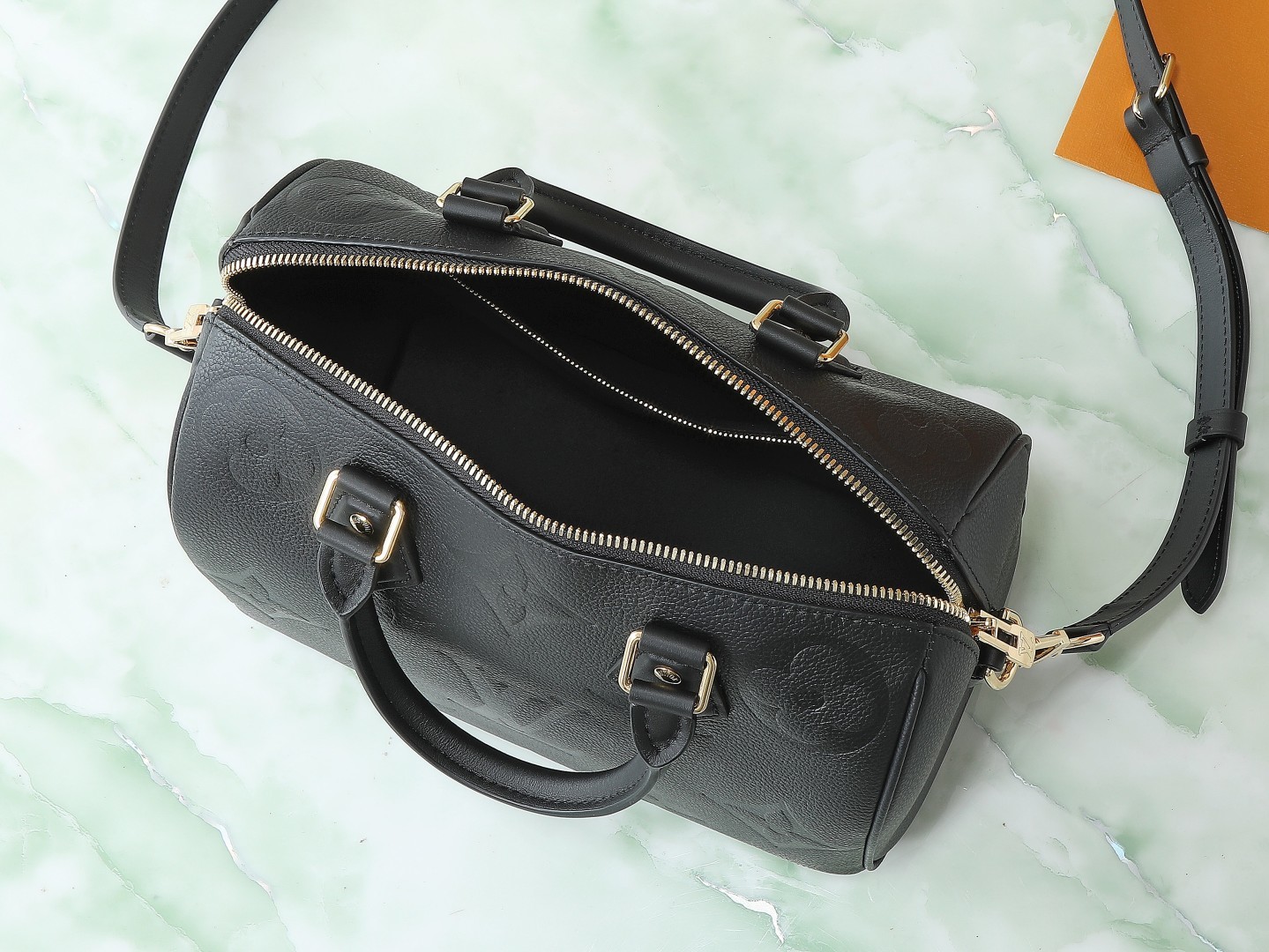 【顶级原单 独家实拍】M58951黑色 全皮压花soeedy枕头包 Speedy Bandoulière