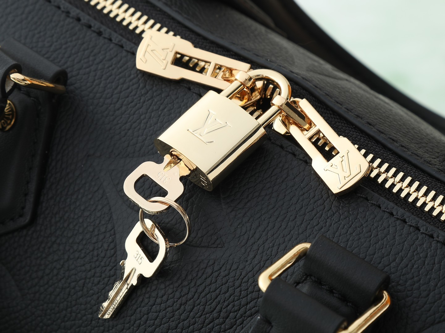 【顶级原单 独家实拍】M58951黑色 全皮压花soeedy枕头包 Speedy Bandoulière