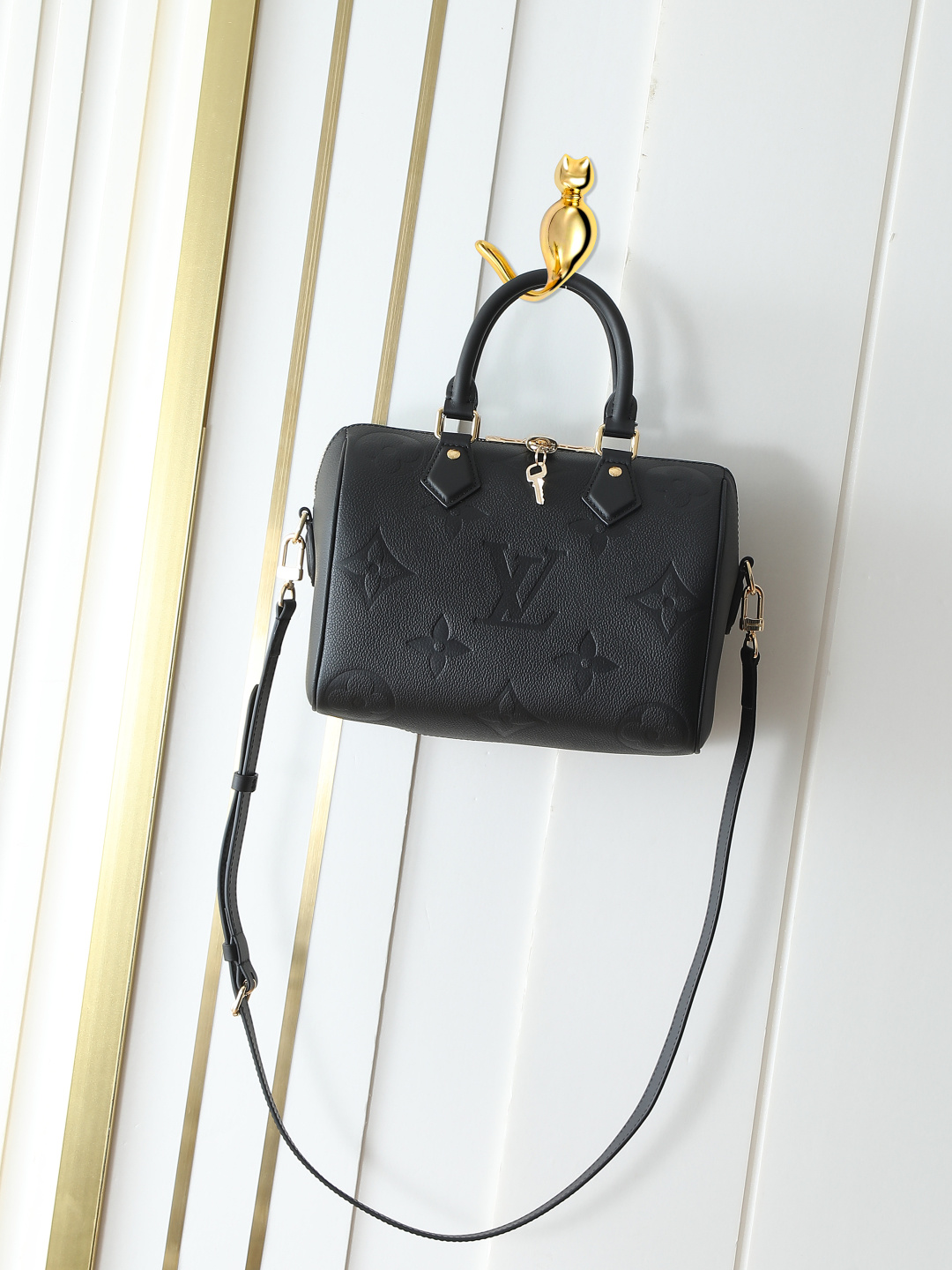 M58951 Bolso tipo almohada soeedy repujado íntegramente en piel negra Bolso Speedy Bandoulière 25