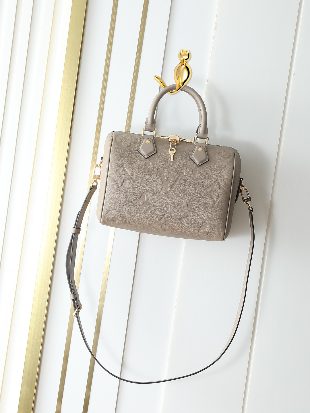 M59273 Bolso tipo almohada soeedy con relieve en piel gris Bolso Speedy Bandoulière 25