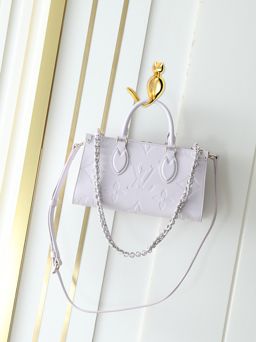 M15192 Taro Púrpura Bolso Cuadrado En Relieve De Cuero Completo Serie ONTHEGO EAST WEST Bolso