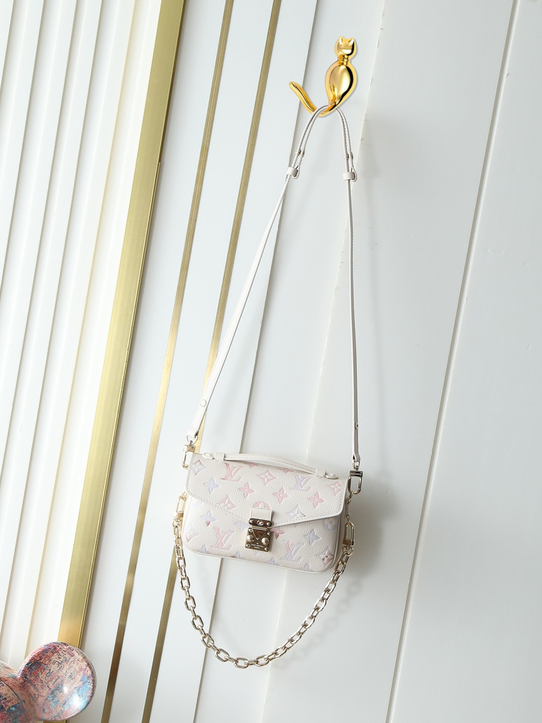 M25682 bolso mensajero con franqueo y cadena de cuero en color degradado blanquecino, bolso POCHETTE MÉTIS EAST WEST de…