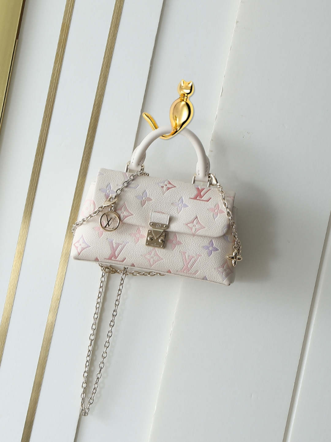 M25596 bolso de cadena de cuero de color degradado blanquecino bolso de mano NANO MADELEINE de nueva temporada