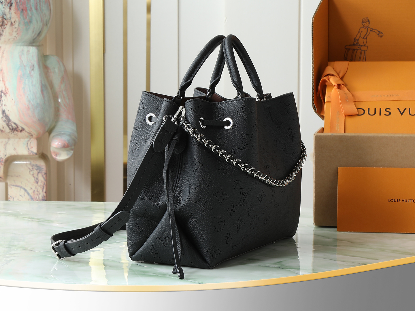 【顶级原单 独家实拍】M59200 黑色 Bella Tote 手袋取材柔软镂花穿孔牛皮革,呈现温和褶裥