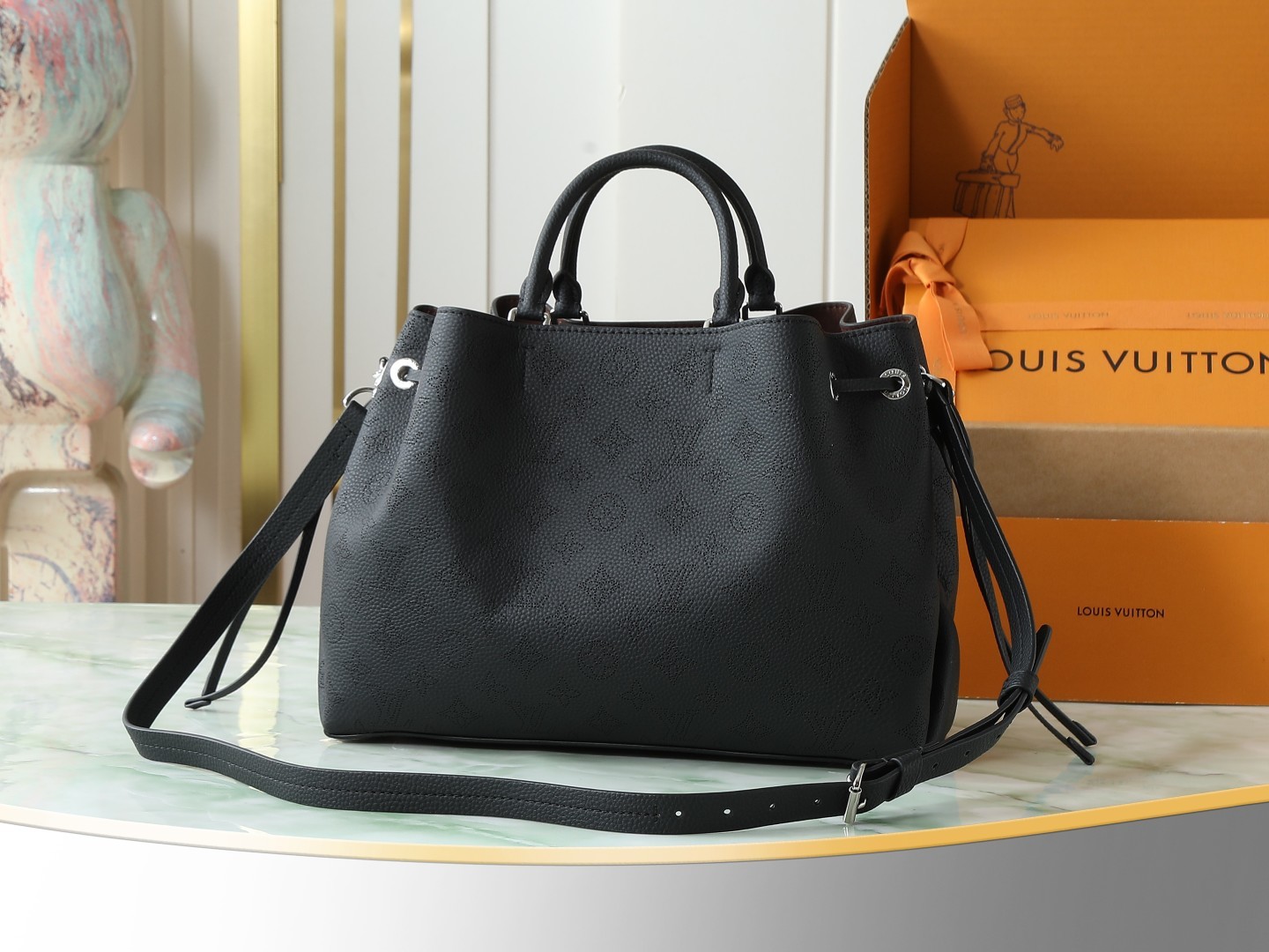 【顶级原单 独家实拍】M59200 黑色 Bella Tote 手袋取材柔软镂花穿孔牛皮革,呈现温和褶裥