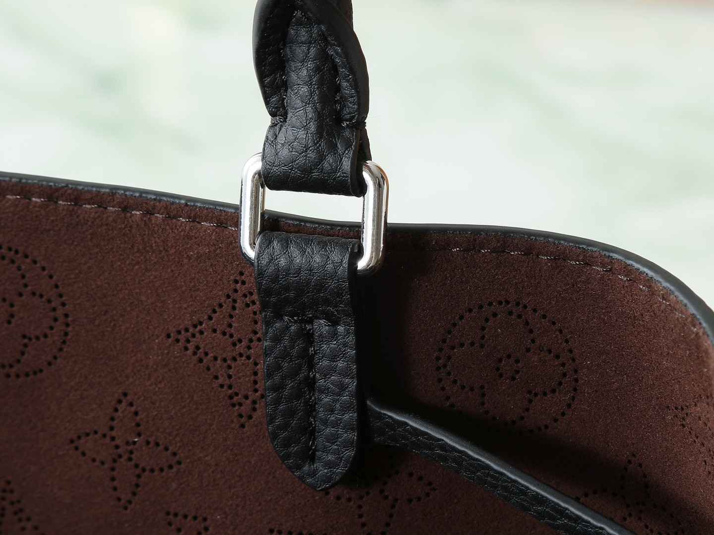 【顶级原单 独家实拍】M59200 黑色 Bella Tote 手袋取材柔软镂花穿孔牛皮革,呈现温和褶裥