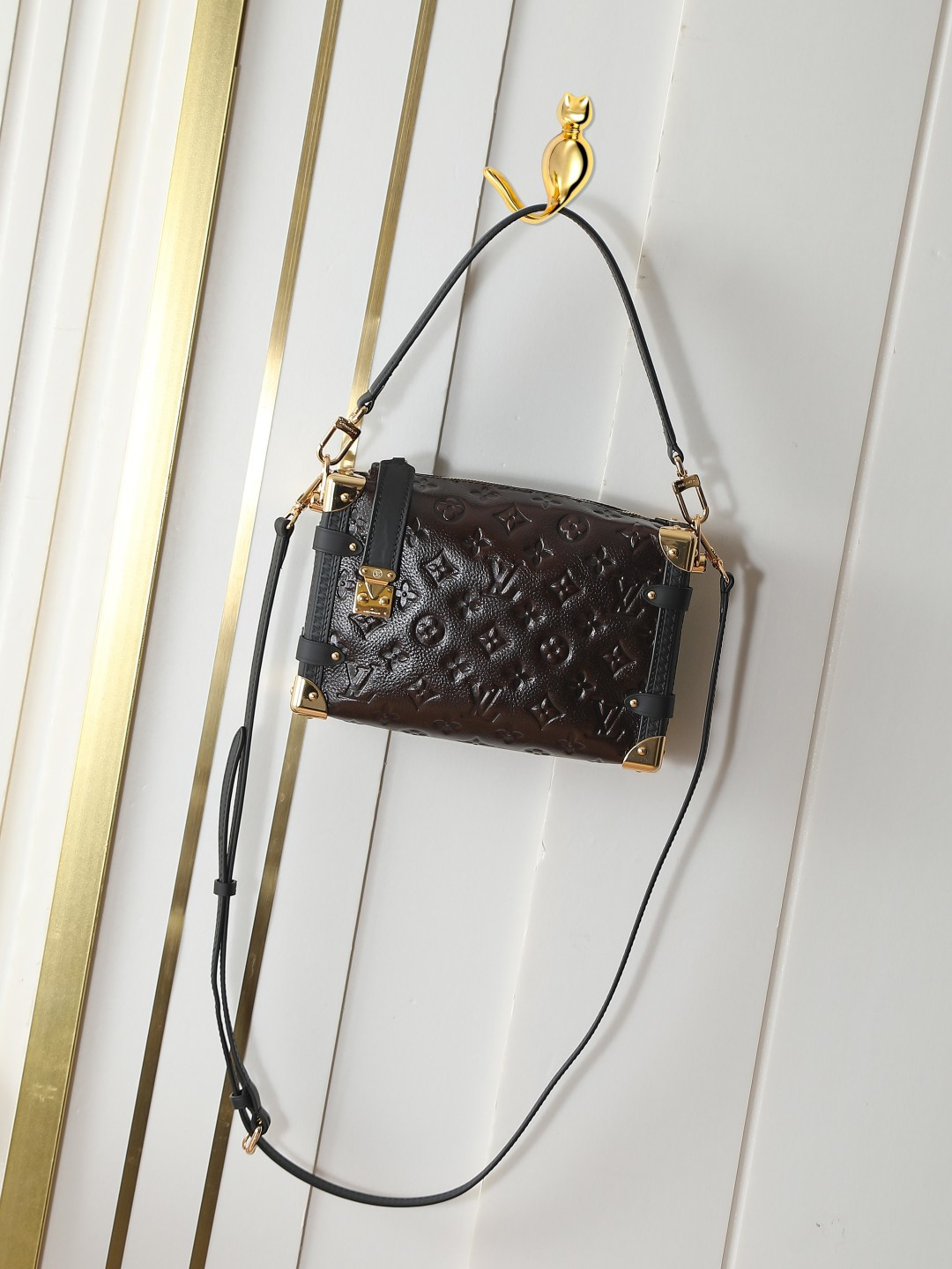 M26304 Cuero encerado con aceite de chocolate, cuero completo en relieve, caja suave, bolso mediano SIDE TRUNK