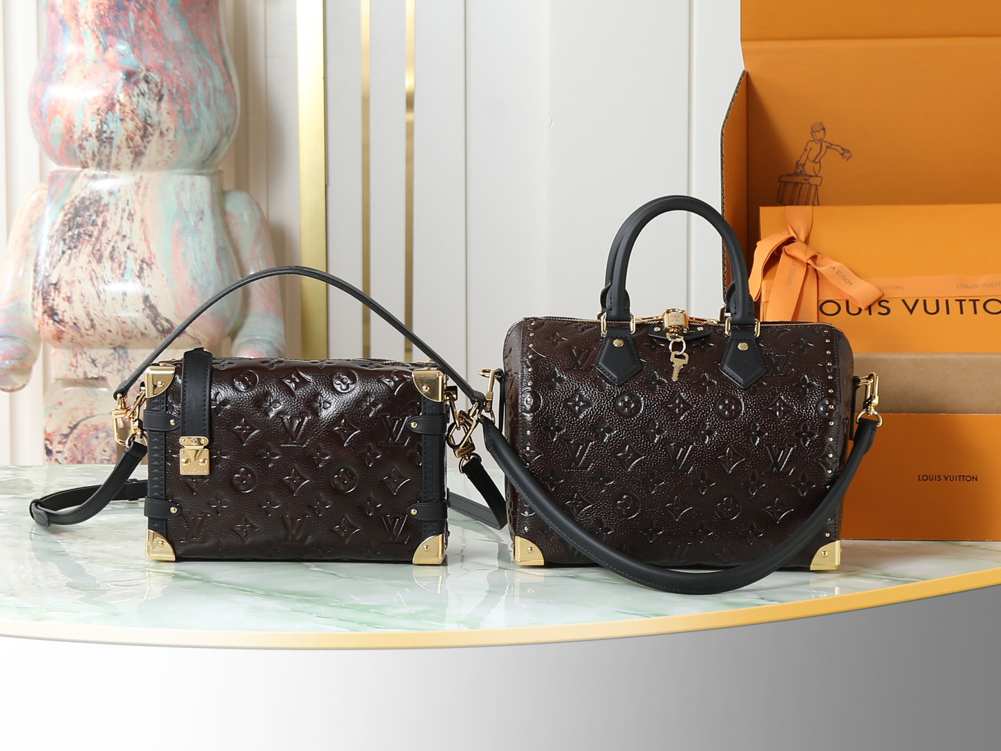 M26304 Cuero encerado con aceite de chocolate Caja blanda repujada de cuero completo Bolso mediano SIDE TRUNK M26392 Bo…