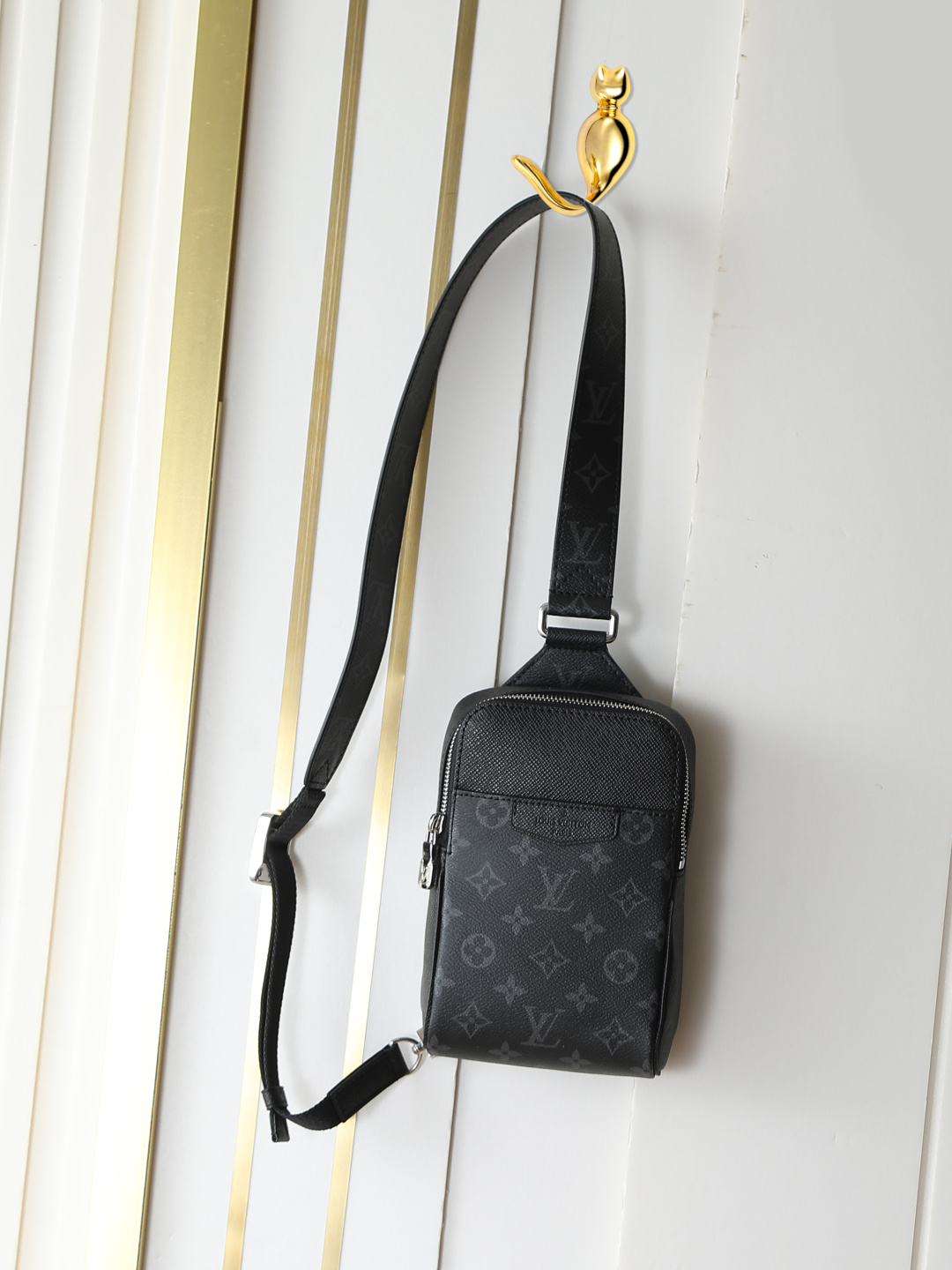 Serie de bolsos de pecho con flores negras M30741