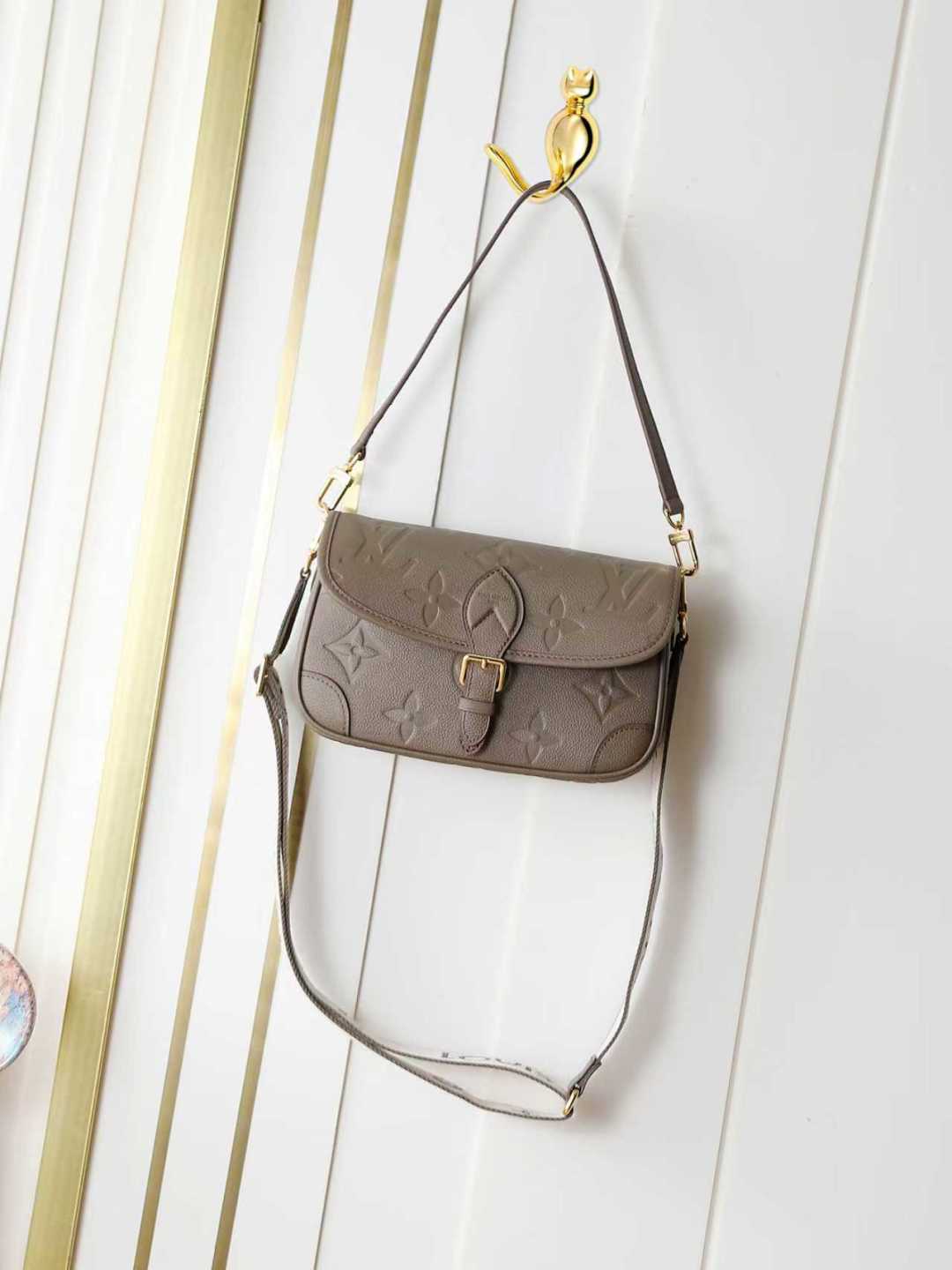 M46386 verde caqui M15049 Bolso Diane baguette piel grabada